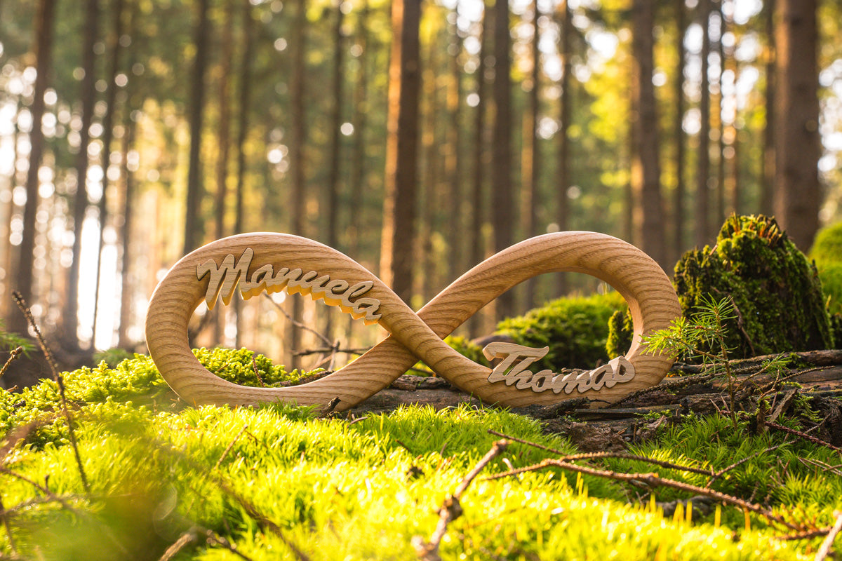 Personalisierte Endlosschleife aus Holz als Hochzeitsgeschenk – handgefertigt von MIAT Holz Design