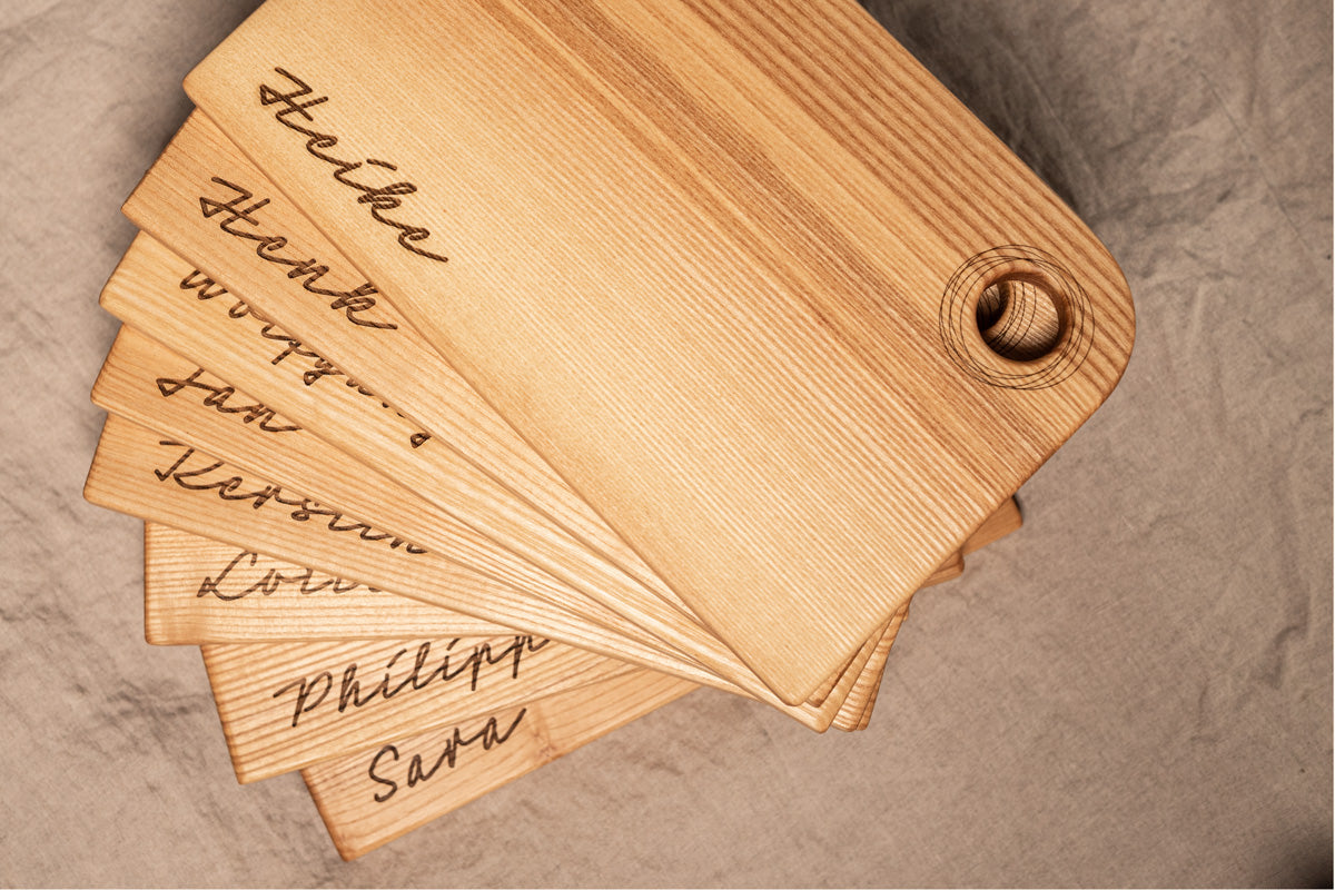 Personalisierte Schneidebretter aus Holz mit Gravur – handgefertigt von MIAT Holz Design