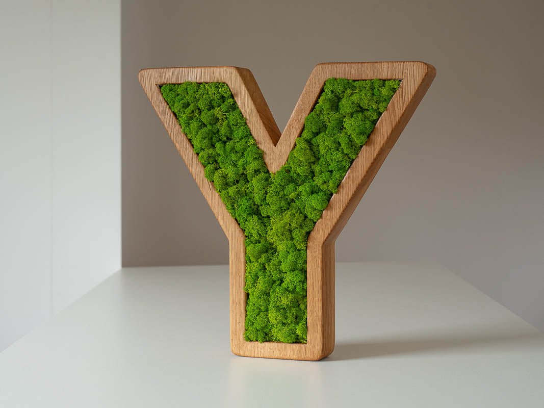 Holz & Moos Für ein Nachhaltiges Branding: Holzbuchstaben mit grünem Touch - miat-holz-design