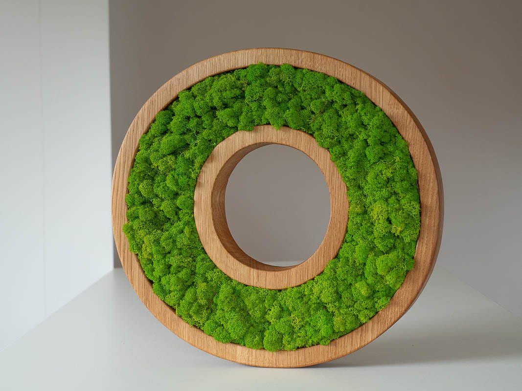 Holz & Moos Für ein Nachhaltiges Branding: Holzbuchstaben mit grünem Touch - miat-holz-design