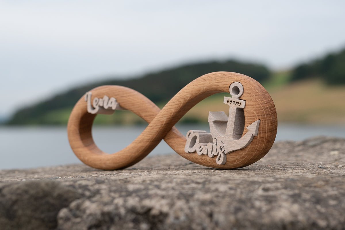Eichen-Endlosschleife mit Namen & Anker - Exklusives Hochzeitsgeschenk für Seeliebhaber - miat-holz-design